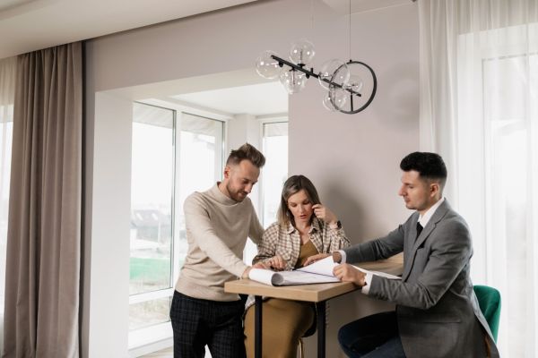 Comment les jeunes investisseurs immobiliers peuvent-ils se préparer aux fluctuations du marché ?
