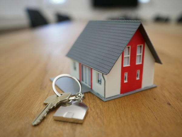 L'Évolution des Agences Immobilières à l'Ère du Digital et des Médias Sociaux : Stratégies Innovantes pour un Marché Connecté